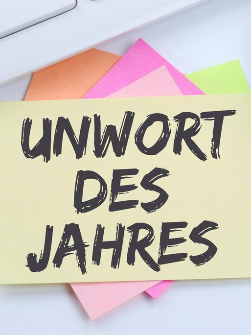Symbolbild zum Unwort des Jahres: Der Begriff steht auf einem Notizzettel.