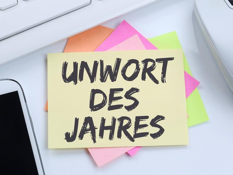 Symbolbild zum Unwort des Jahres: Der Begriff steht auf einem Notizzettel.