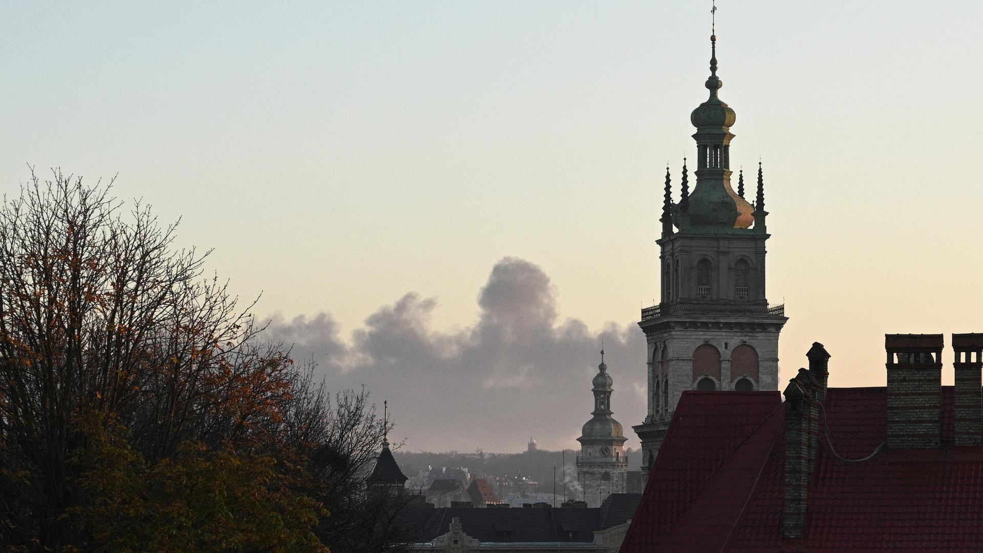 Rauch steigt am Horizont auf, nachdem Raketen in der westukrainischen Stadt Lwiw eingeschlagen sind.