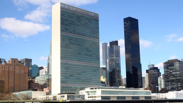 Ein Wolkenkratzer im Stil des Mid-Century vor dem East River in New York