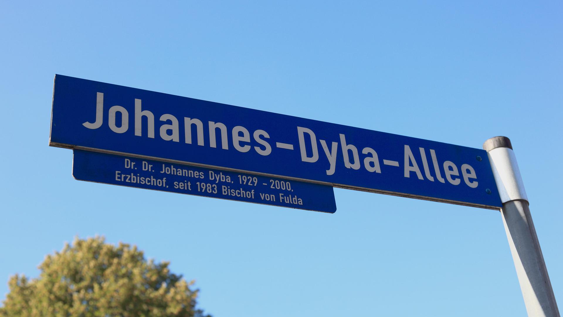 Blaues Straßenschild mit weißem Aufdruck "Johannes-Dyba-Allee". Blaues Straßenschild mit weißem Aufdruck "Johannes-Dyba-Allee".