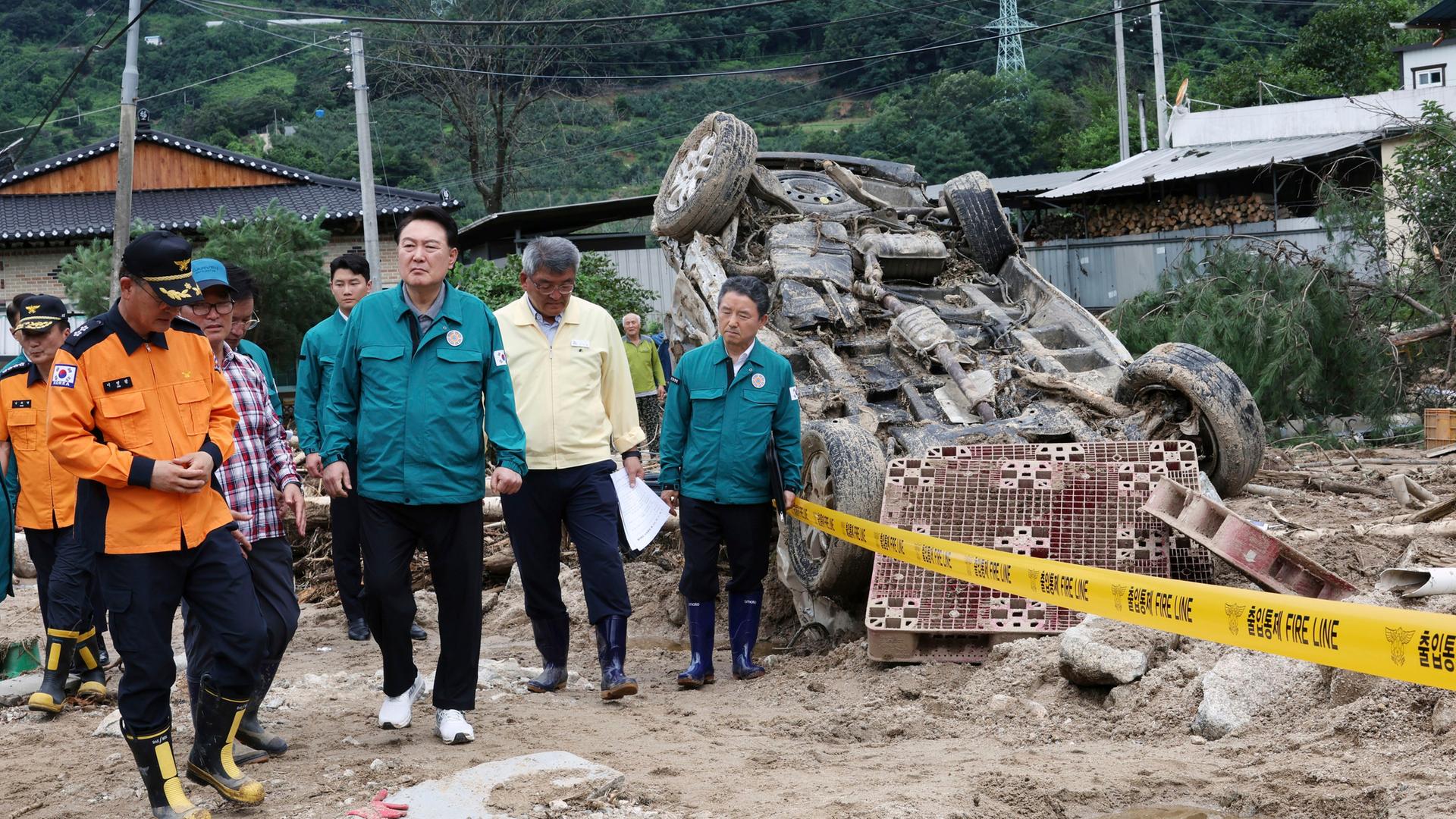 Südkorea, Yecheon: Yoon Suk Yeol (M), Präsident von Südkorea, besichtigt ein von der Flut geschädigtes Gebiet. Bei den massiven Regenfällen und Überschwemmungen in Südkorea ist die Zahl der Todesopfer auf mindestens 40 gestiegen.