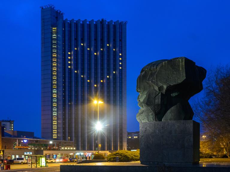 Lichter in den Fenstern des Congress Hotels in Chemnitz formen ein Herz. 