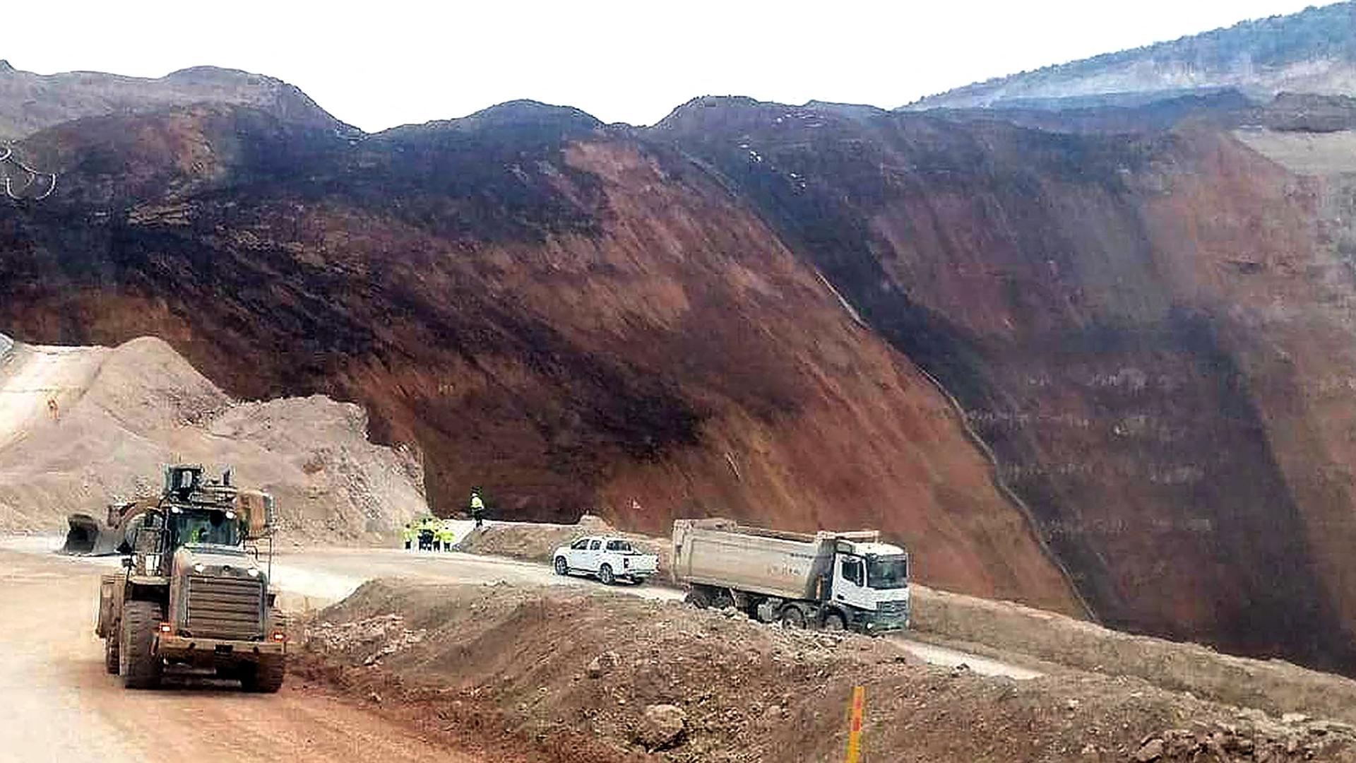 Türkei, Erzincan: Suche in der Goldmine nach verschütteten Arbeitern.
