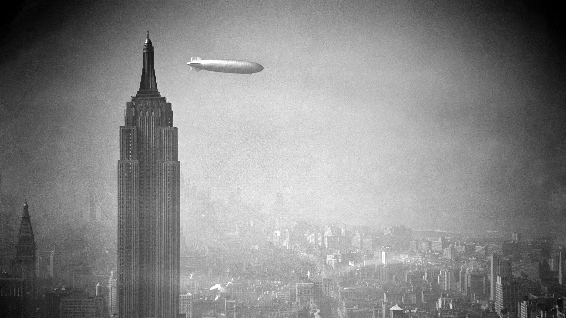 Ein Zeppelin schwebt am Empire State Building vorbei über Manhattan.