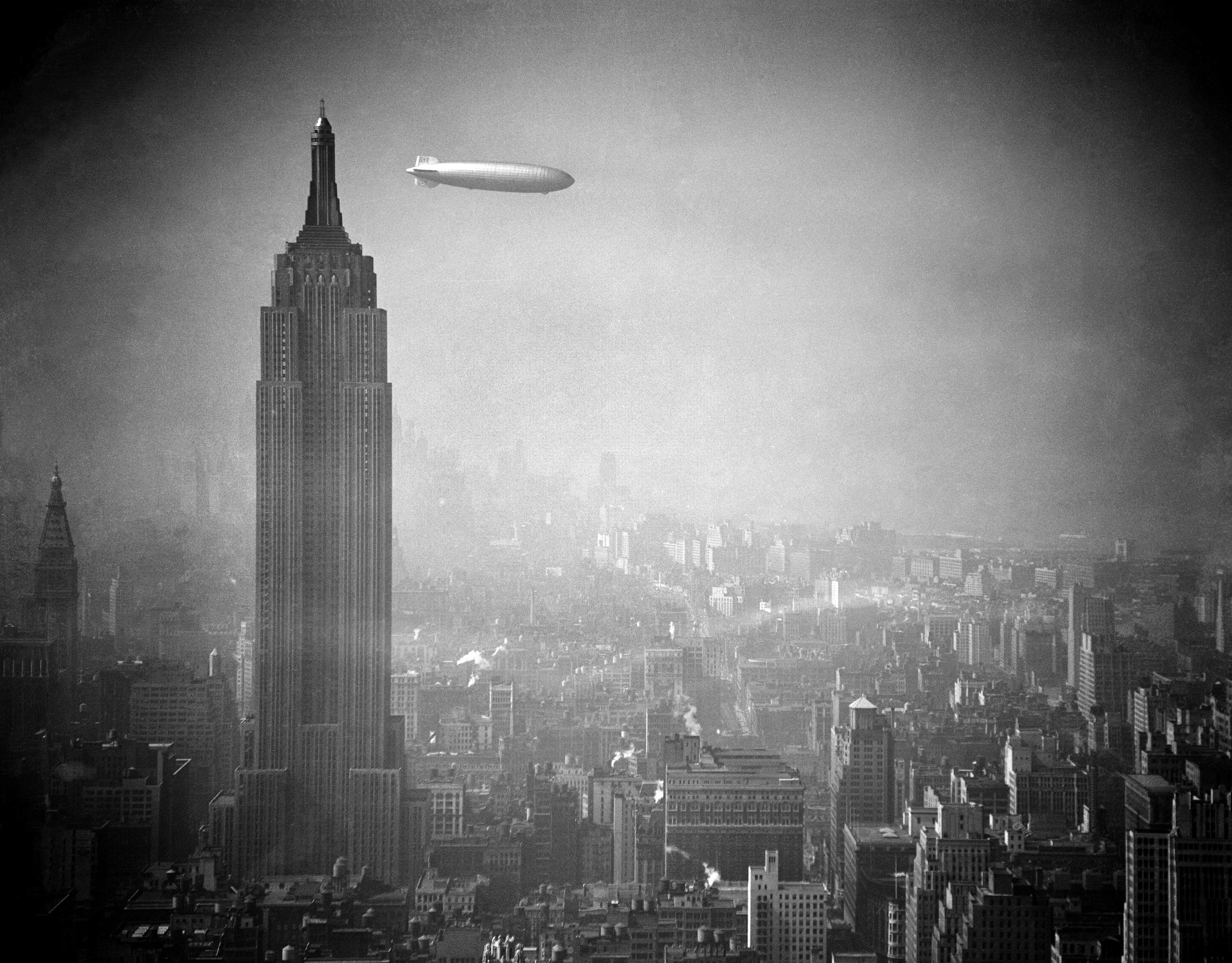 Ein Zeppelin schwebt am Empire State Building vorbei über Manhattan.
