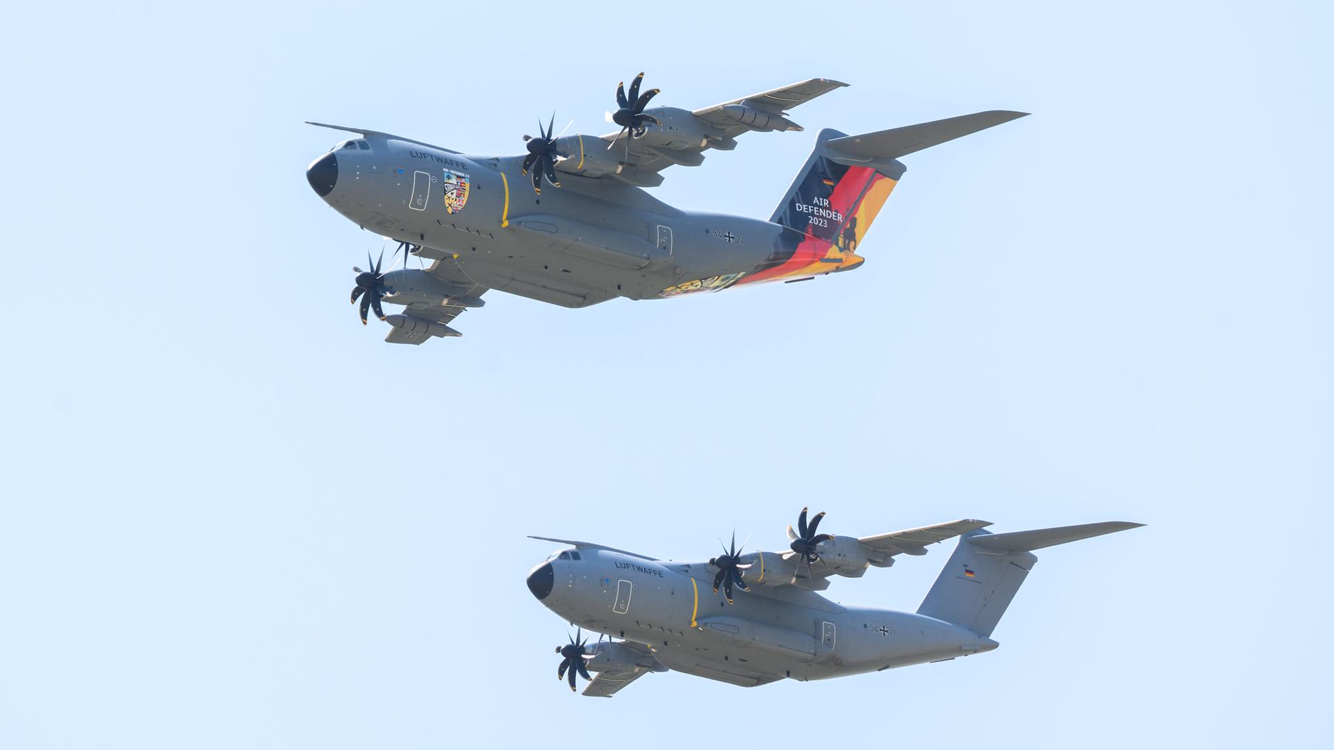 2 Militär-Flugzeuge fliegen am Himmel.