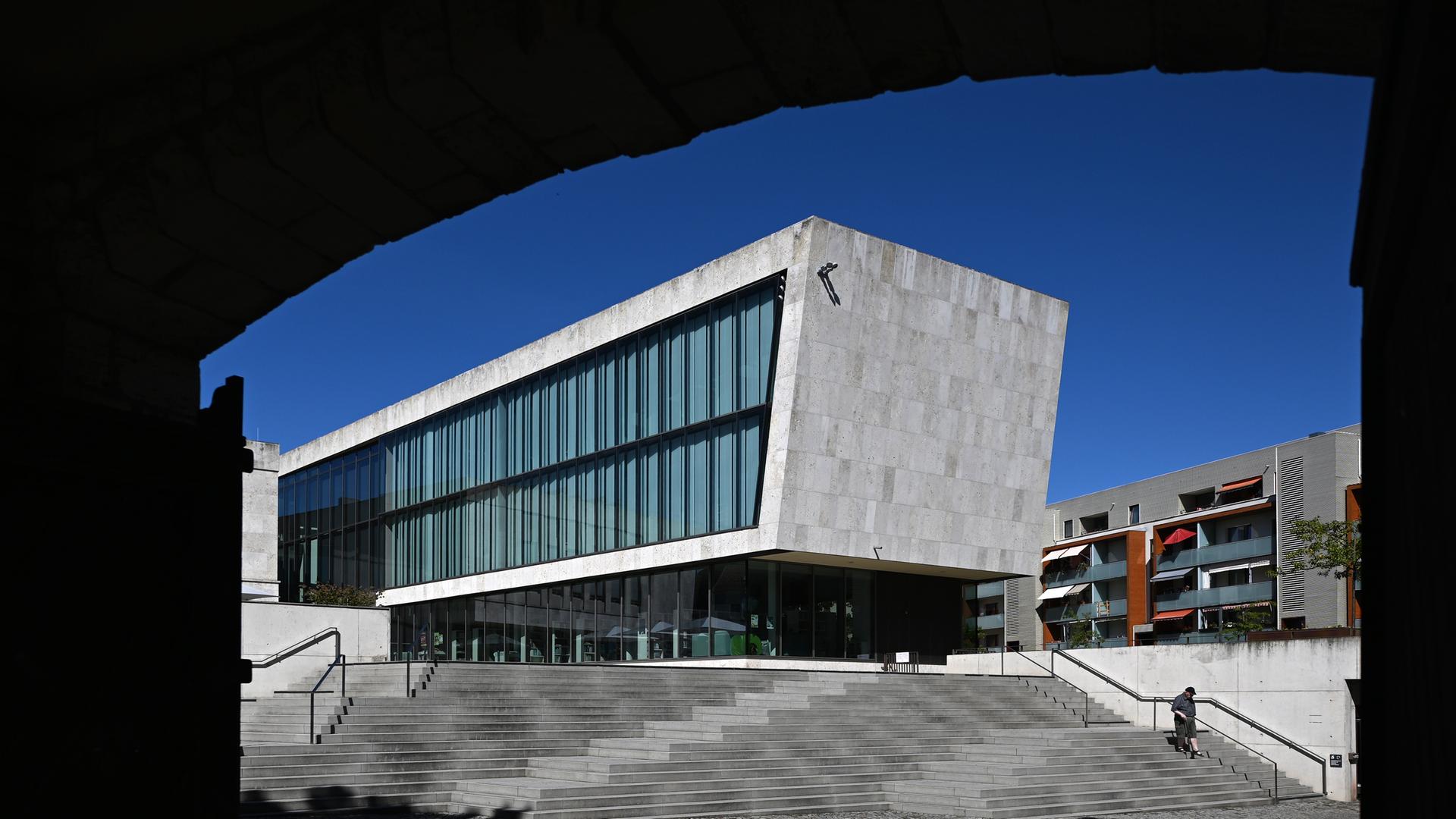 Die moderne Architektur von Bürgerhaus und Stadtbibliothek "Rudolf Hagelstange" in der Innenstadt von Nordhausen. Das Gebäude ist ein Beton-Quader mit einer großen Fensterfront.