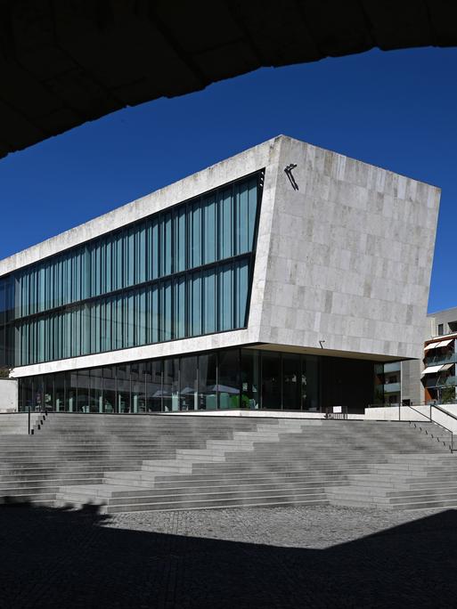 Die moderne Architektur von Bürgerhaus und Stadtbibliothek "Rudolf Hagelstange" in der Innenstadt von Nordhausen. Das Gebäude ist ein Beton-Quader mit einer großen Fensterfront.