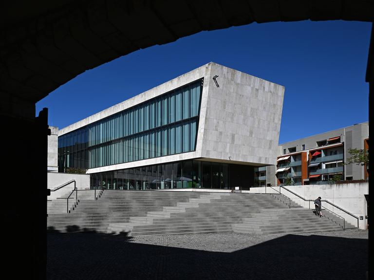 Die moderne Architektur von Bürgerhaus und Stadtbibliothek "Rudolf Hagelstange" in der Innenstadt von Nordhausen. Das Gebäude ist ein Beton-Quader mit einer großen Fensterfront.