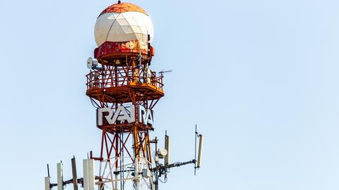 Das Logo des Sender Rai auf einem Sendeturm in Bologna.
