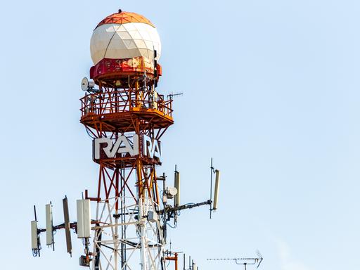 Das Logo des Sender Rai auf einem Sendeturm in Bologna.