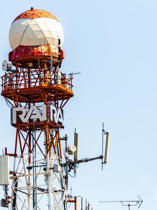 Das Logo des Sender Rai auf einem Sendeturm in Bologna.