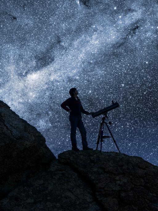 Ein Mann beobachtete mit einem Teleskop den nächtlichen Sternenhimmel