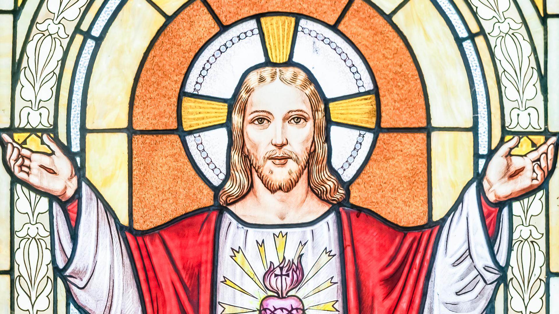 Eine Kirchenglas-Malerei zeigt Jesus Christus als Heiland