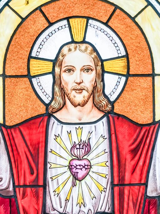 Eine Kirchenglas-Malerei zeigt Jesus Christus als Heiland