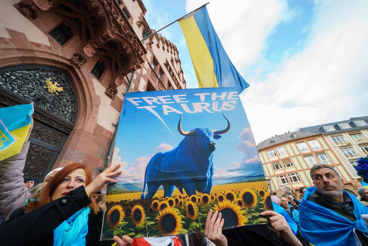 Kundgebungsteilnehmer in Frankfurt am Main fordern auf einem Plakat die Lieferung von Taurus-Marschflugkörpern an die Ukraine. Kundgebungsteilnehmer in Frankfurt am Main fordern auf einem Plakat die Lieferung von Taurus-Marschflugkörpern an die Ukraine.