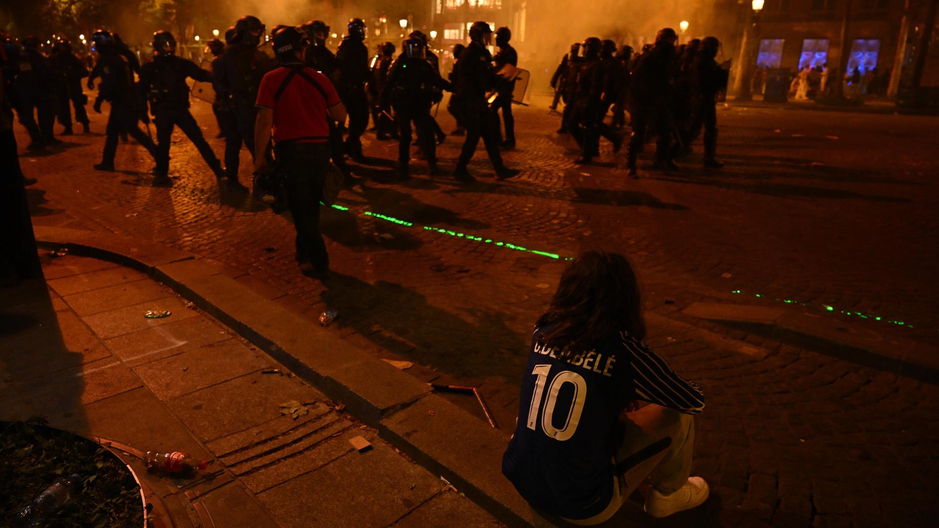 Zusammenstöße zwischen Feiernden und Polizei nach dem Sieg von Paris Saint-Germain im Finale der Fußball-Champions-League.