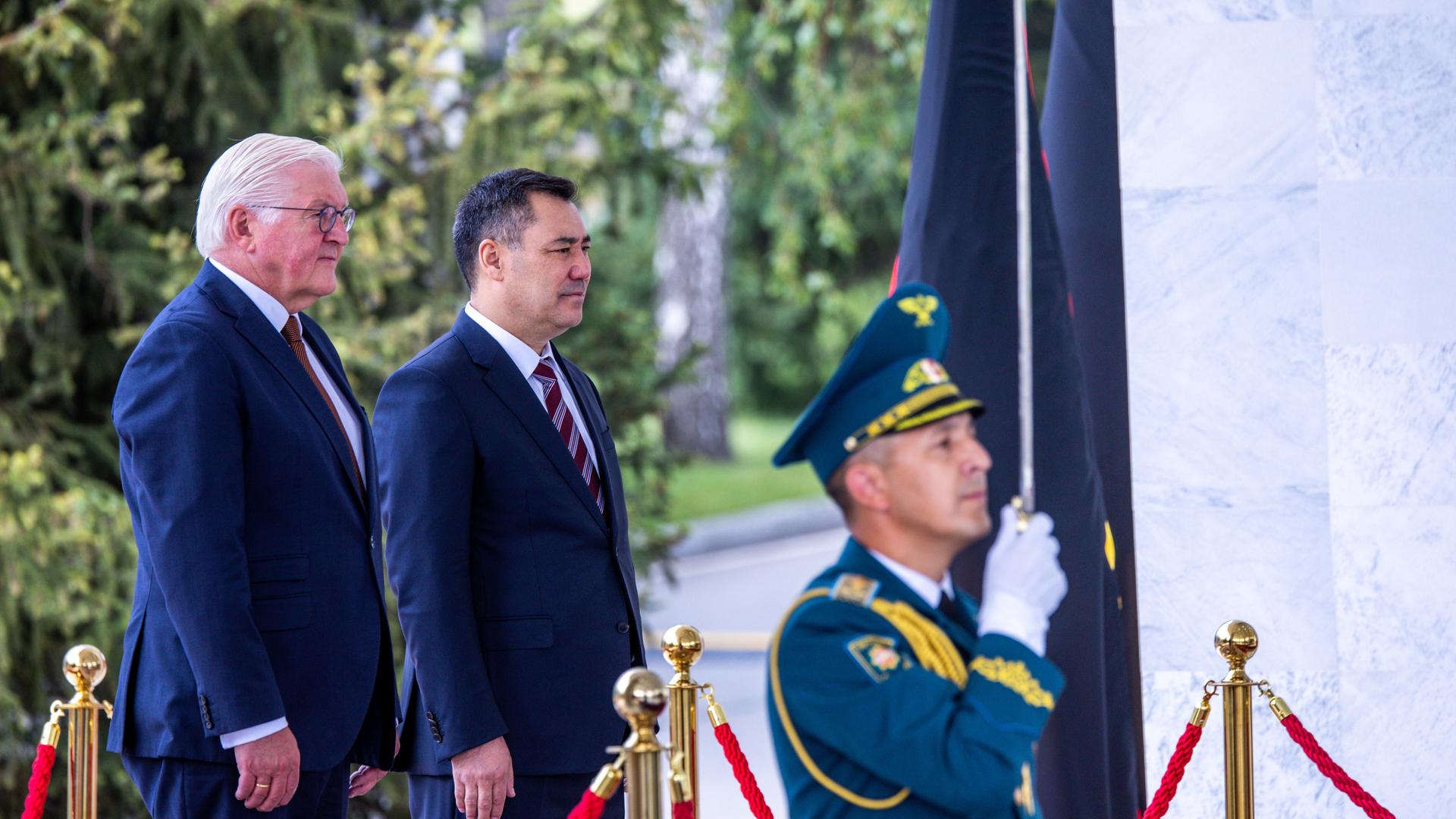 Bundespräsident Frank-Walter Steinmeier (l) wird bei seinem Besuch in Kirgistan von Sadir Dschaparov (r), Präsidenten der Kirgisischen Republik, mit militärischen Ehren im Präsidentenpalast begrüßt. Neben politischen Gesprächen stehen bei dem zweitägigen Staatsbesuch auch Treffen mit Studenten, der Besuch einer Glasfabrik und eine Tour in den Nationalpark Ala Archa auf dem Besuchsprogramm.