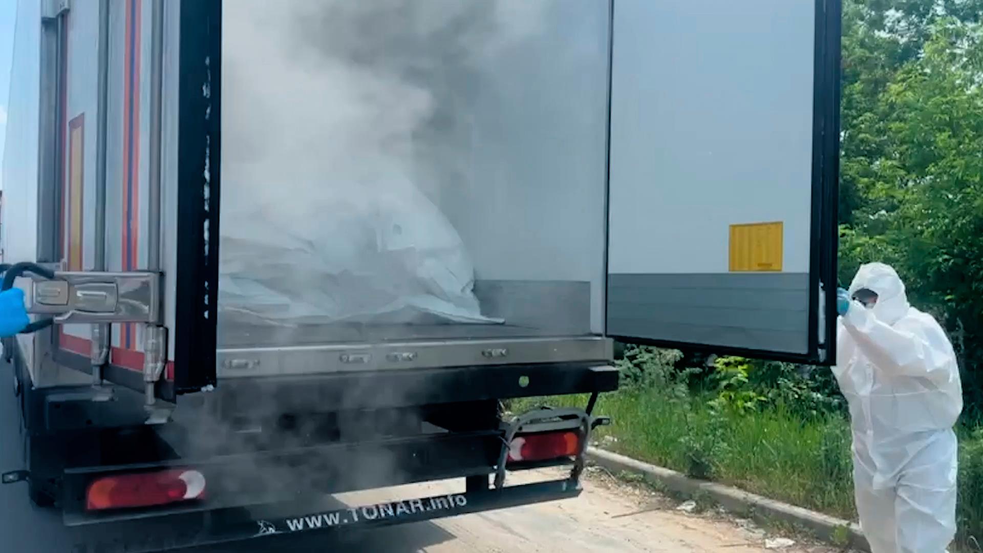 Auf dem Foto, das aus einem vom Pressedienst des russischen Verteidigungsministeriums verbreiteten Video stammt, ist ein offener Kühlwagen eines Konvois zu sehen, der Leichen ukrainischer Soldaten zur Überführung in ein Austauschgebiet transportiert.