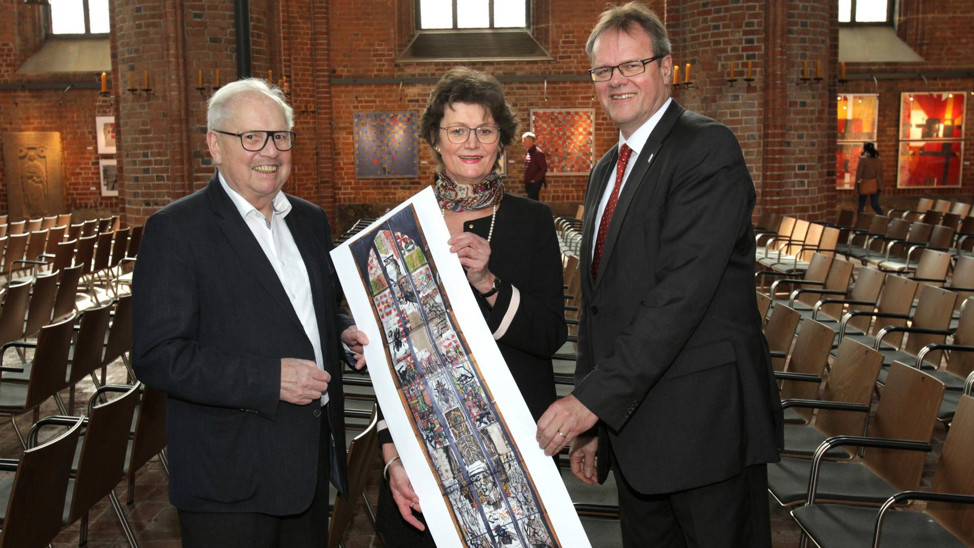 Kichenvorstand Reinhard Scheibe, Marktkirchenpastorin Hanna Kreisel-Liebermann und Stadtsuperintendent Hans- Martin Heinemann halten den Entwurf eines vom Künstler Markus Lüpertz gestalteten Kirchenfensters in den Händen. Kichenvorstand Reinhard Scheibe, Marktkirchenpastorin Hanna Kreisel-Liebermann und Stadtsuperintendent Hans- Martin Heinemann halten den Entwurf eines vom Künstler Markus Lüpertz gestalteten Kirchenfensters in den Händen.