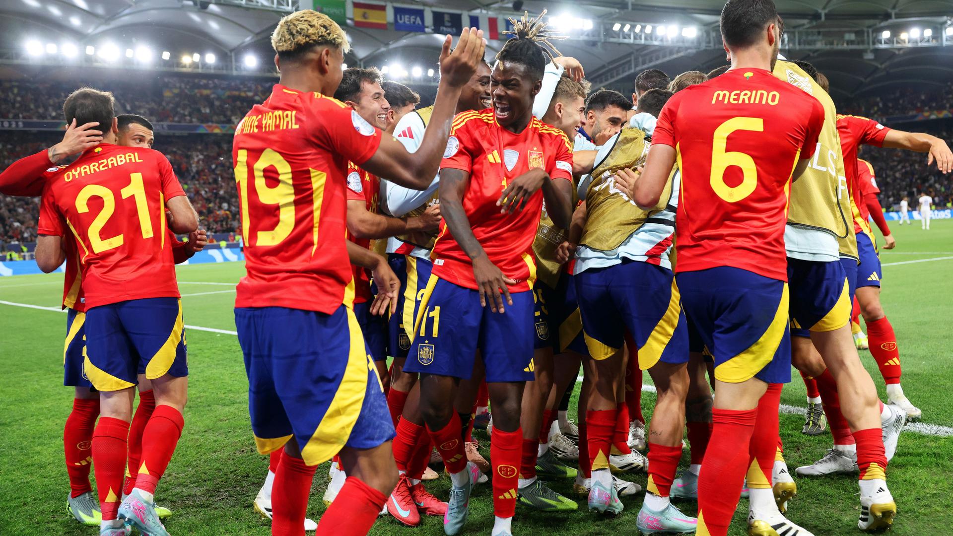Spaniens Fußballnationalspieler um Lamine Yamal und Nico Williams jubeln über den Treffer zum 4:0 im Nations-League-Halbfinale gegen Frankreich. Spaniens Fußballnationalspieler um Lamine Yamal und Nico Williams jubeln über den Treffer zum 4:0 im Nations-League-Halbfinale gegen Frankreich.