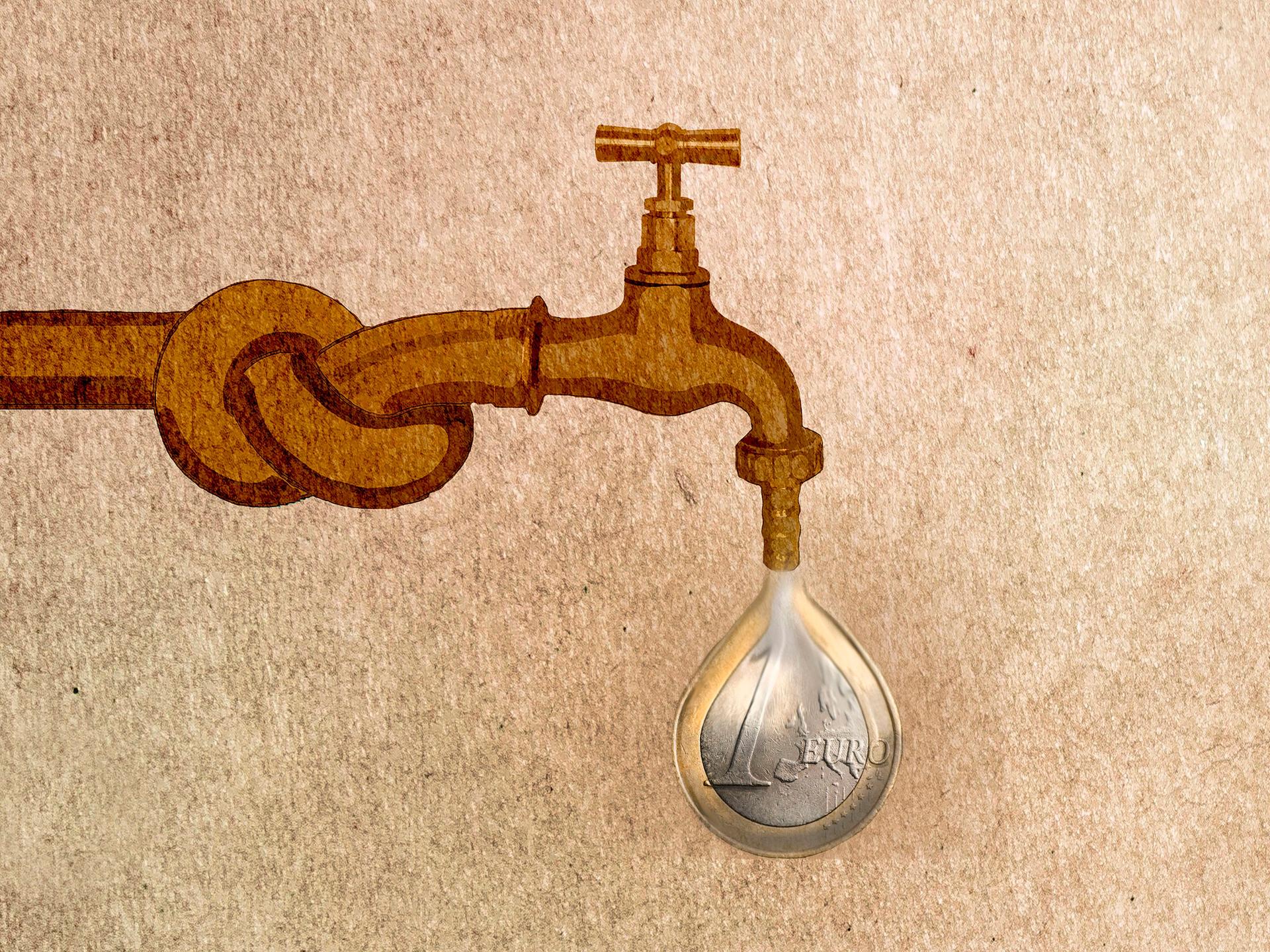 Eine Illustration zeigt einen verknoteten Wasserhahn, aus dem zögerlich eine Euro-Münze in Form eines Wassertropfens hervortritt