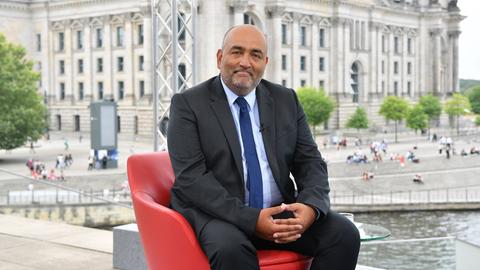 Omid Nouripour, Bundesvorsitzender von Bündnis 90/Die Grünen, sitzt zu Beginn des ARD Sommerinterviews vor dem Reichstag.