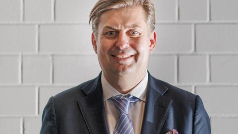 Maximilian Krah, Mitglied im AfD-Bundesvorstand der Alternative für Deutschland und Mitglied des Europäischen Parlaments, am Rand der Europawahlversammlung in der Messe Magdeburg. Der sächsische Europaabgeordnete Krah wurde zum Spitzenkandidaten für die Europawahl gewählt.