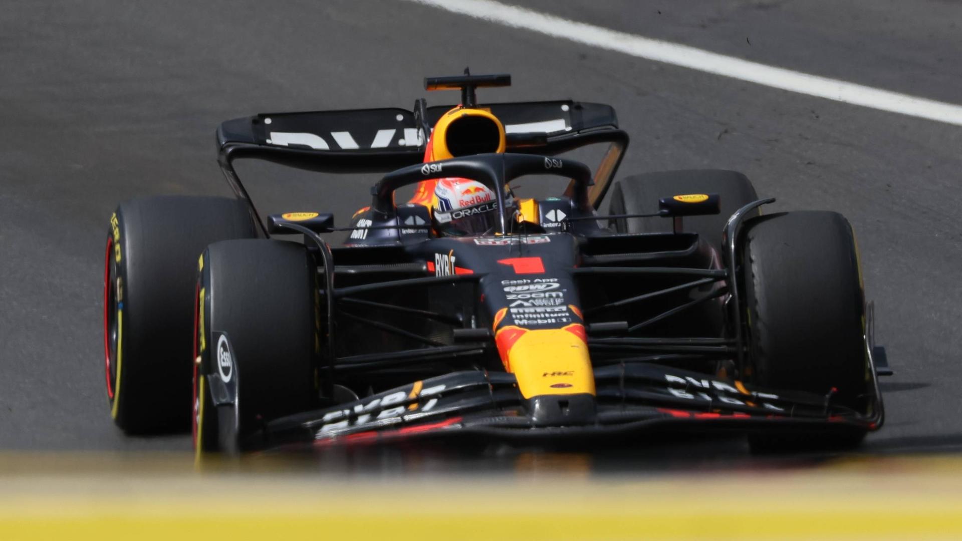 Das Formel-1-Auto des Teams Red Bull auf der Rennstrecke, der Fahrer trägt einen weißen Helm. Das Formel-1-Auto des Teams Red Bull auf der Rennstrecke, der Fahrer trägt einen weißen Helm.