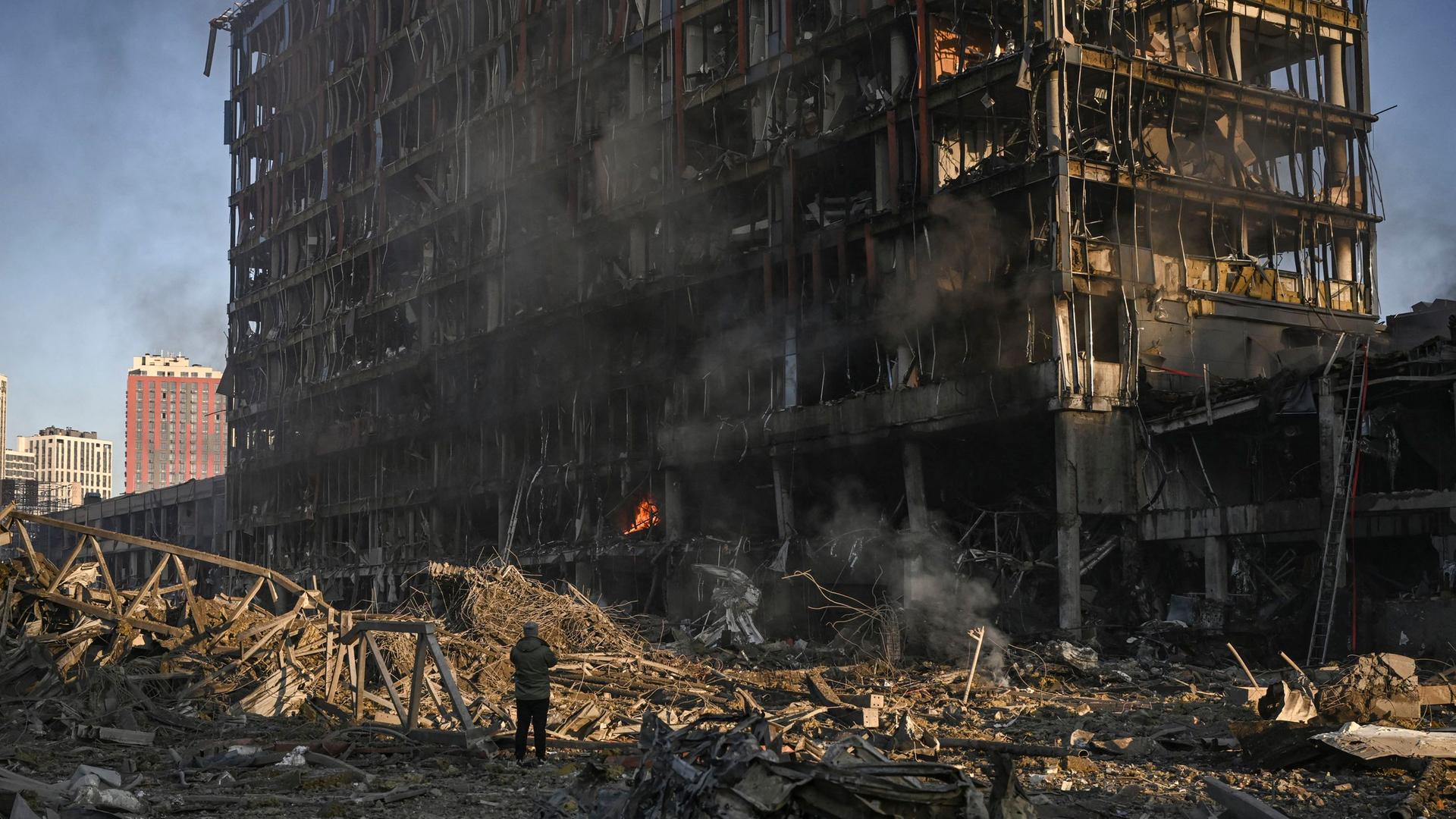Die Haupt-Stadt von dem Land Ukraine heißt Kiew. Dort hat das russische Militär ein Einkaufs-Zentrum zerstört. 