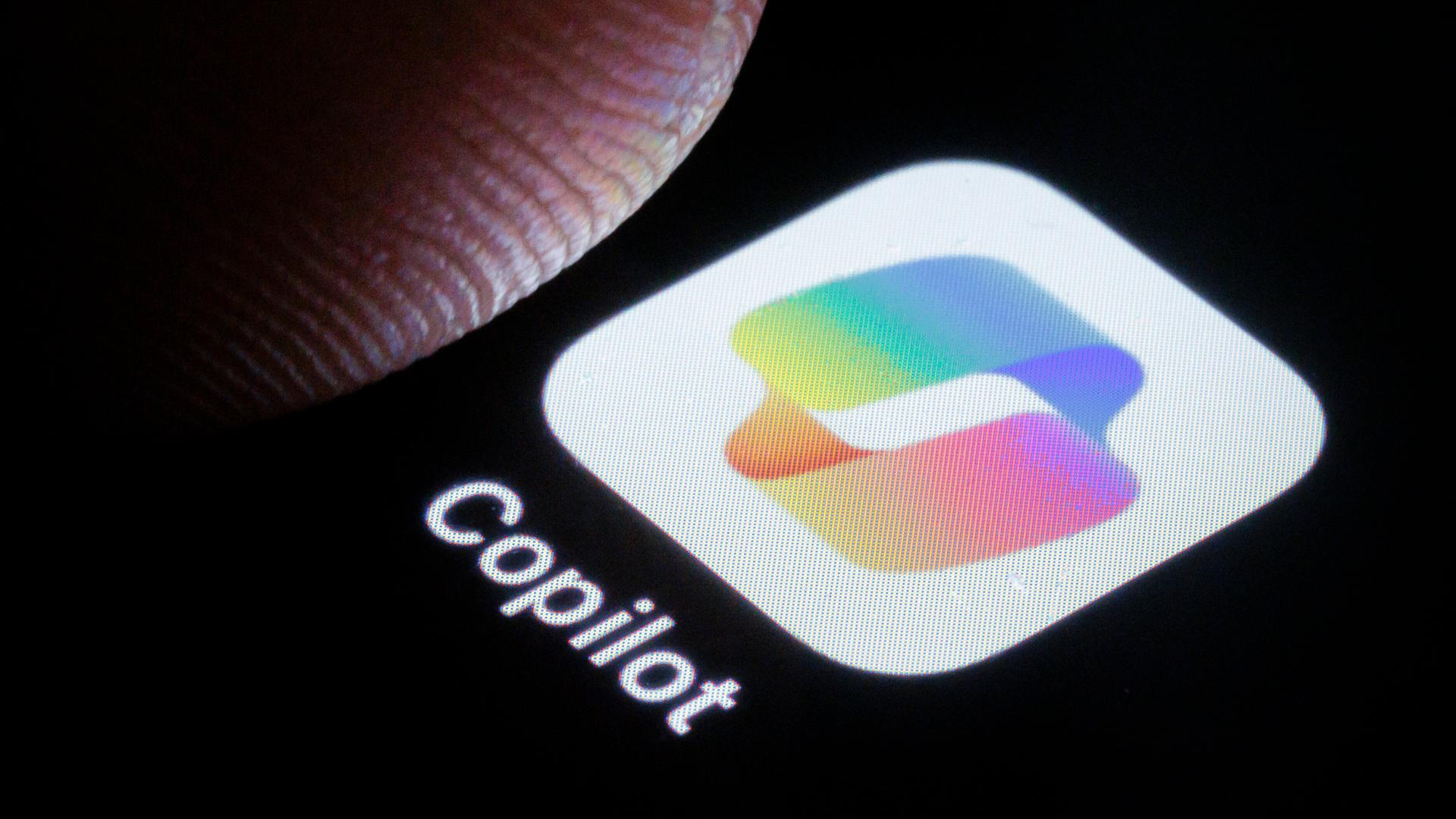 Die App Copilot von Microsoft wird auf einem Smartphone angezeigt. Die App Copilot von Microsoft wird auf einem Smartphone angezeigt.