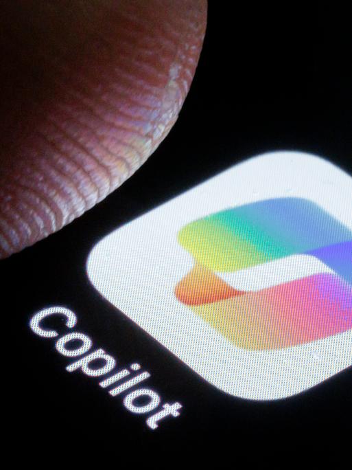 Die App Copilot von Microsoft wird auf einem Smartphone angezeigt.