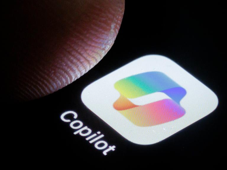Die App Copilot von Microsoft wird auf einem Smartphone angezeigt.
