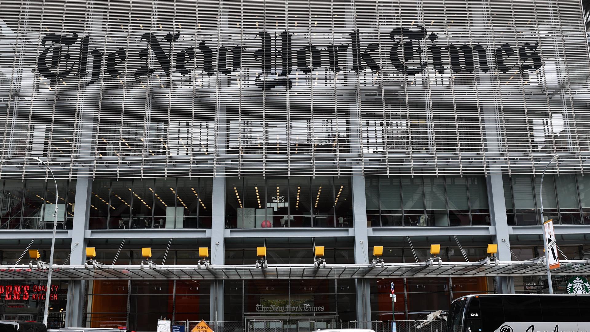 Das Logo der New York Times auf einem Gebäude in der Stadt