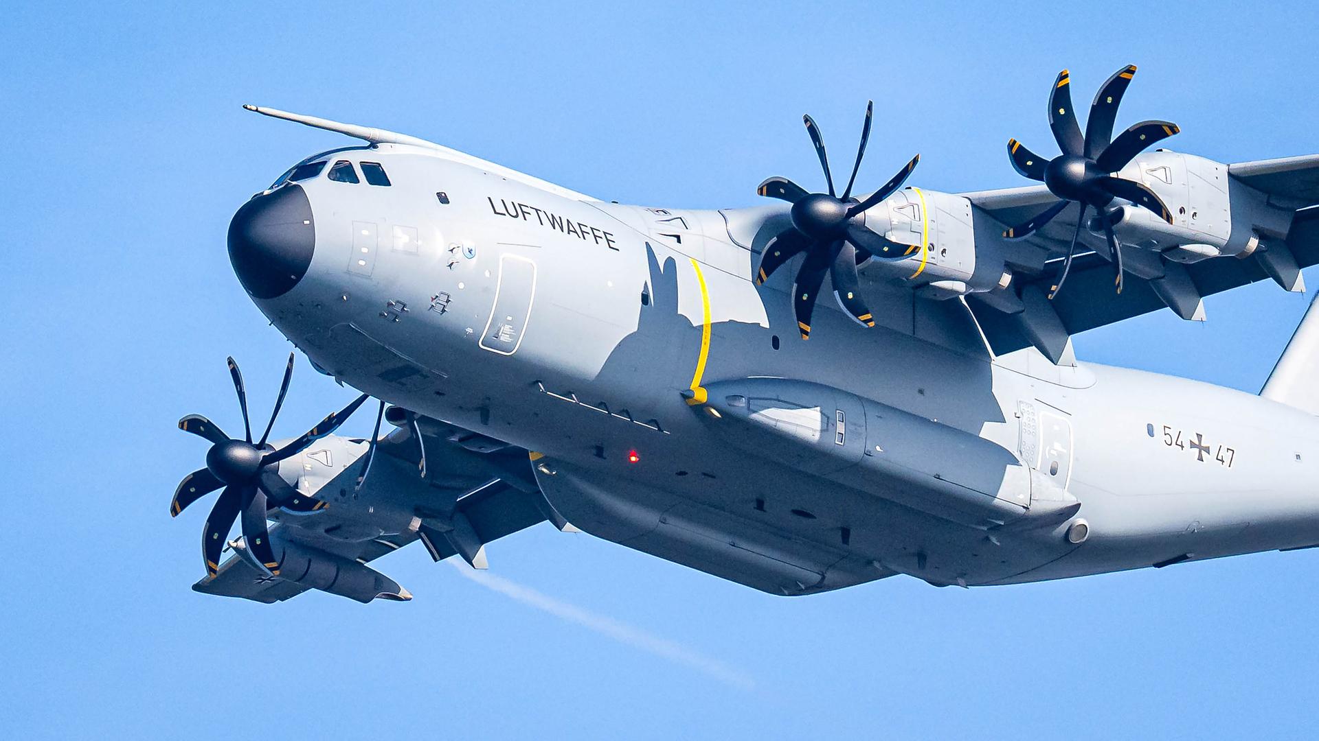 Ein A400M der Luftwaffe fliegt bei klarem Himmel.