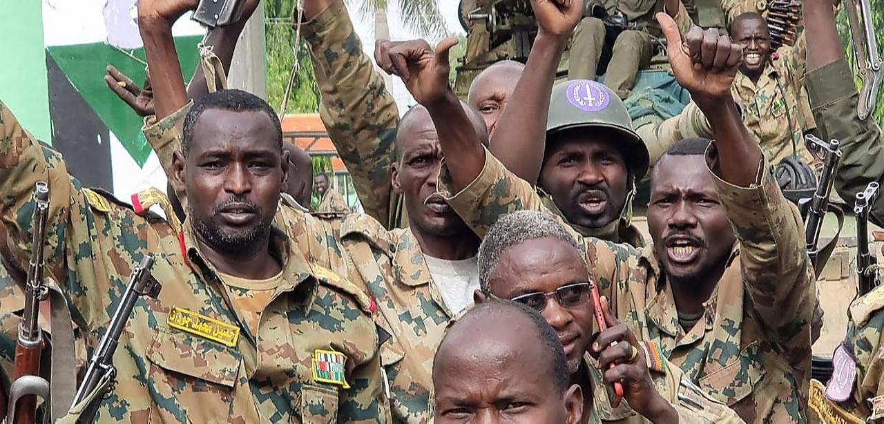 Soldaten der sudanesischen Armee, die loyal gegenüber dem Armeechef Abdel Fattah al-Burhan sind, feiern, nachdem sie am 18. April 2023 in der Stadt Nyala im Sudan einen Militärstützpunkt von den Rapid Support Forces (RSF) zurückerobert haben. 
