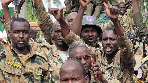 Soldaten der sudanesischen Armee, die loyal gegenüber dem Armeechef Abdel Fattah al-Burhan sind, feiern, nachdem sie am 18. April 2023 in der Stadt Nyala im Sudan einen Militärstützpunkt von den Rapid Support Forces (RSF) zurückerobert haben.