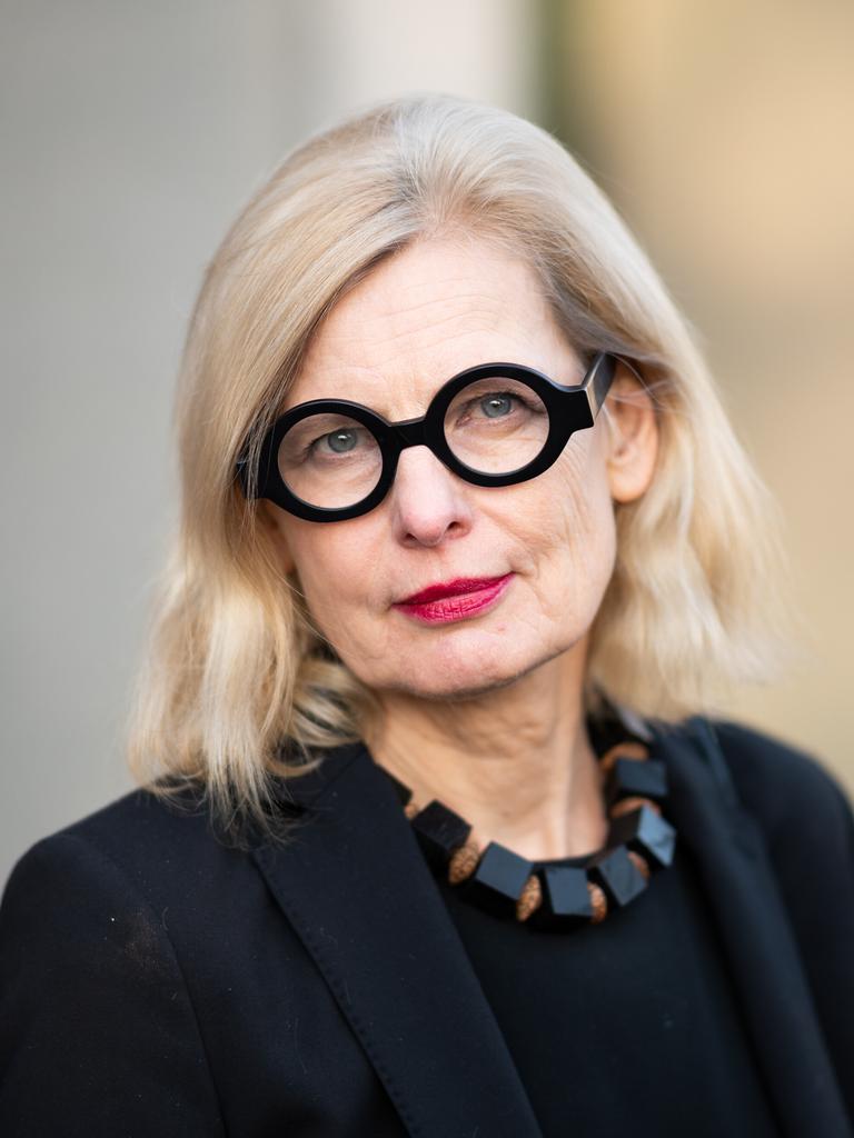 Claudia Guderian trägt eine schwarz umrandete Brille, eine schwarze Kette und ein schwarzes Oberteil. Sie schaut freundlich und direkt in die Kamera.