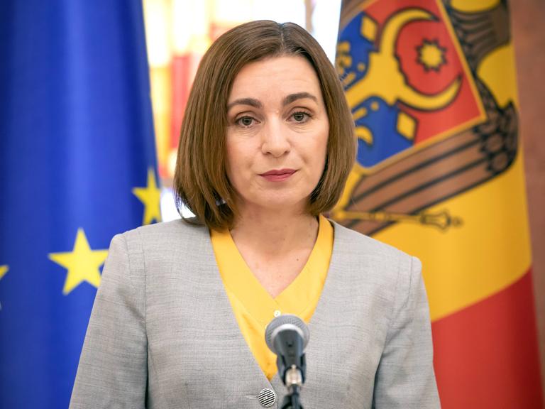 Die Präsidentin Moldaus vor der moldauischen und EU-Flagge im Juni 2022 zum Beitrittskandidat der EU ernannt