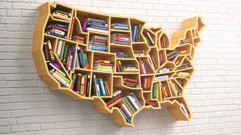In einem Wandregal in der Form einer Karte der USA und der einzelnen Bundstaaten stehen und liegen viele Bücher. In einem Wandregal in der Form einer Karte der USA und der einzelnen Bundstaaten stehen und liegen viele Bücher.