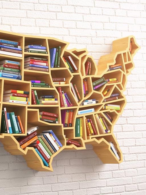 In einem Wandregal in der Form einer Karte der USA und der einzelnen Bundstaaten stehen und liegen viele Bücher.