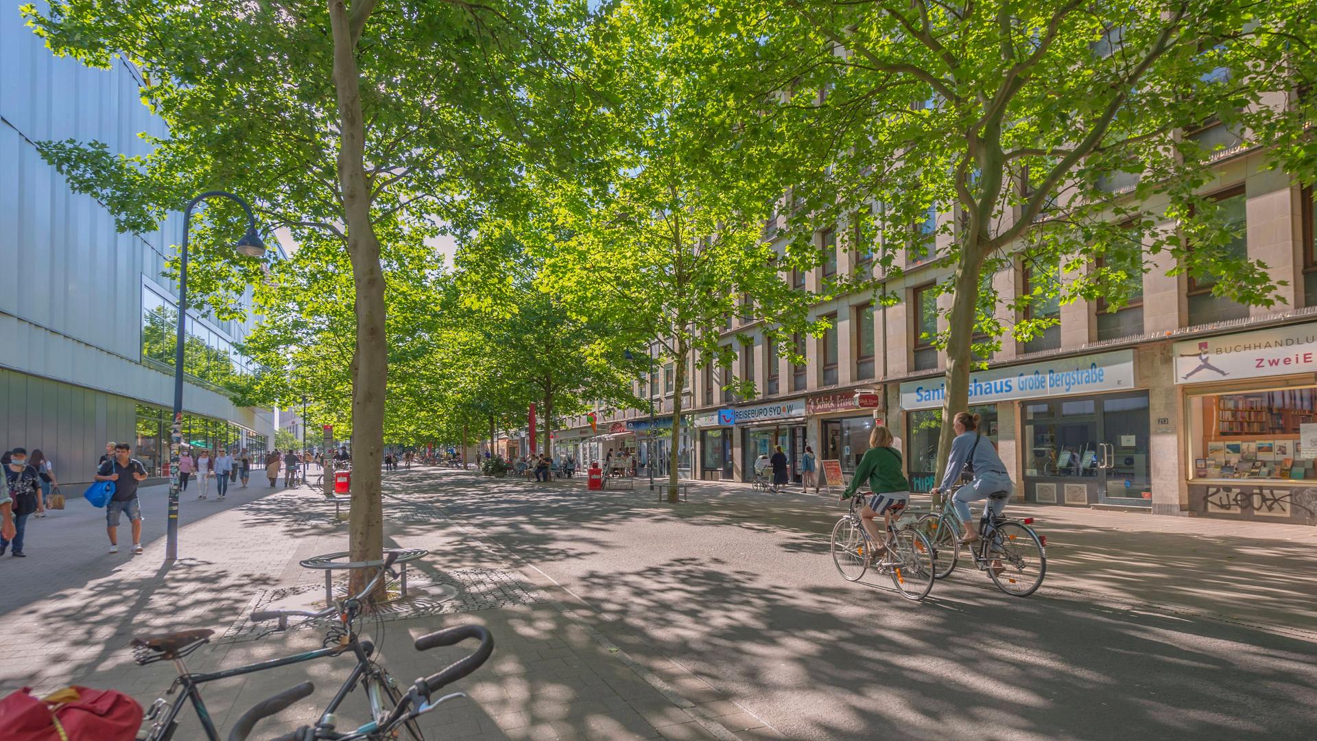 Stadtbäume werfen Schatten innerhalb der Fußgängerzone von Hamburg-Altona
