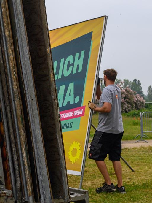 Ein Arbeiter lädt abgebaute Wahlplakate auf einen Lastwagen. (Symbolbild) 