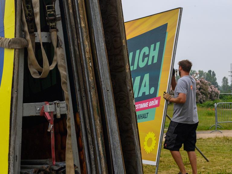 Ein Arbeiter lädt abgebaute Wahlplakate auf einen Lastwagen. (Symbolbild) 