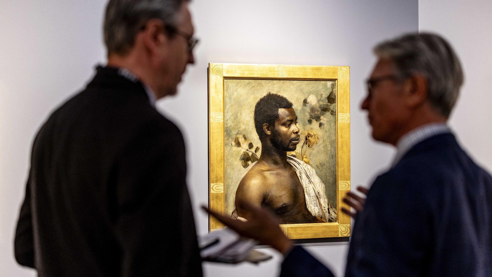 Das von Gustav Klim gemalte Porträt von Prinz William Nii Nortey Dowuona bei der Vorschau auf die Kunstmesse TEFA. Das von Gustav Klim gemalte Porträt von Prinz William Nii Nortey Dowuona bei der Vorschau auf die Kunstmesse TEFA.