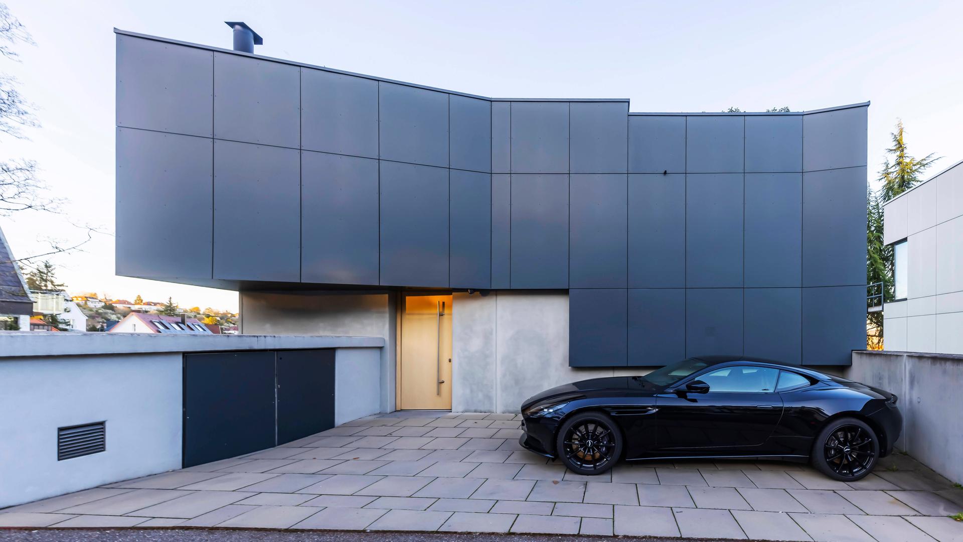 Modernes Wohnhaus mit Sportwagen. // Stuttgart, Baden-Württemberg, Deutschland, 26.03.2024