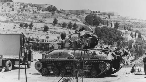Ein Panzer steht auf dem Skopusberg in Jerusalem, im Hintergrund ist die Hebräische Universität zu sehen.