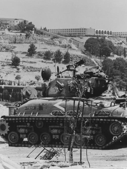 Ein Panzer steht auf dem Skopusberg in Jerusalem, im Hintergrund ist die Hebräische Universität zu sehen.