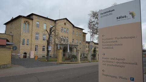 Die Salus Klinik Bernburg hat ihre Fahnen auf Halbmast gesetzt.